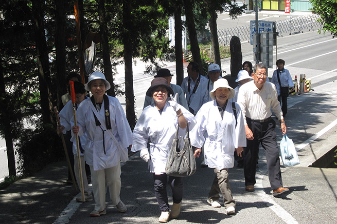 お参りの参道を歩く