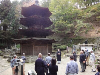 長野県別所温泉安楽寺 国宝三重塔の前で住職さんの説明をお聞きしました。